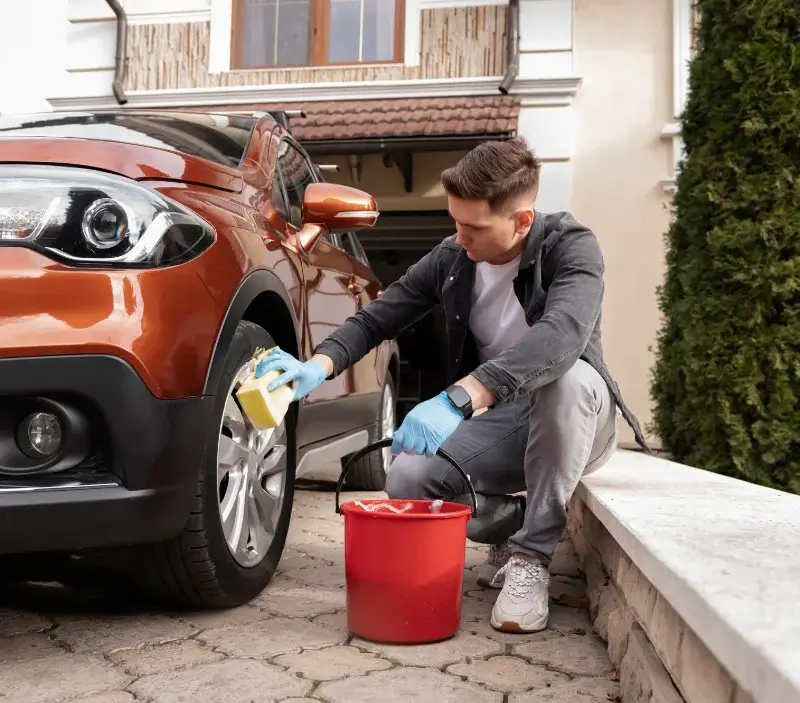 Lavage auto à domicile Saint-Martin-de-Lansuscle : professionnel intervenant sur un véhicule